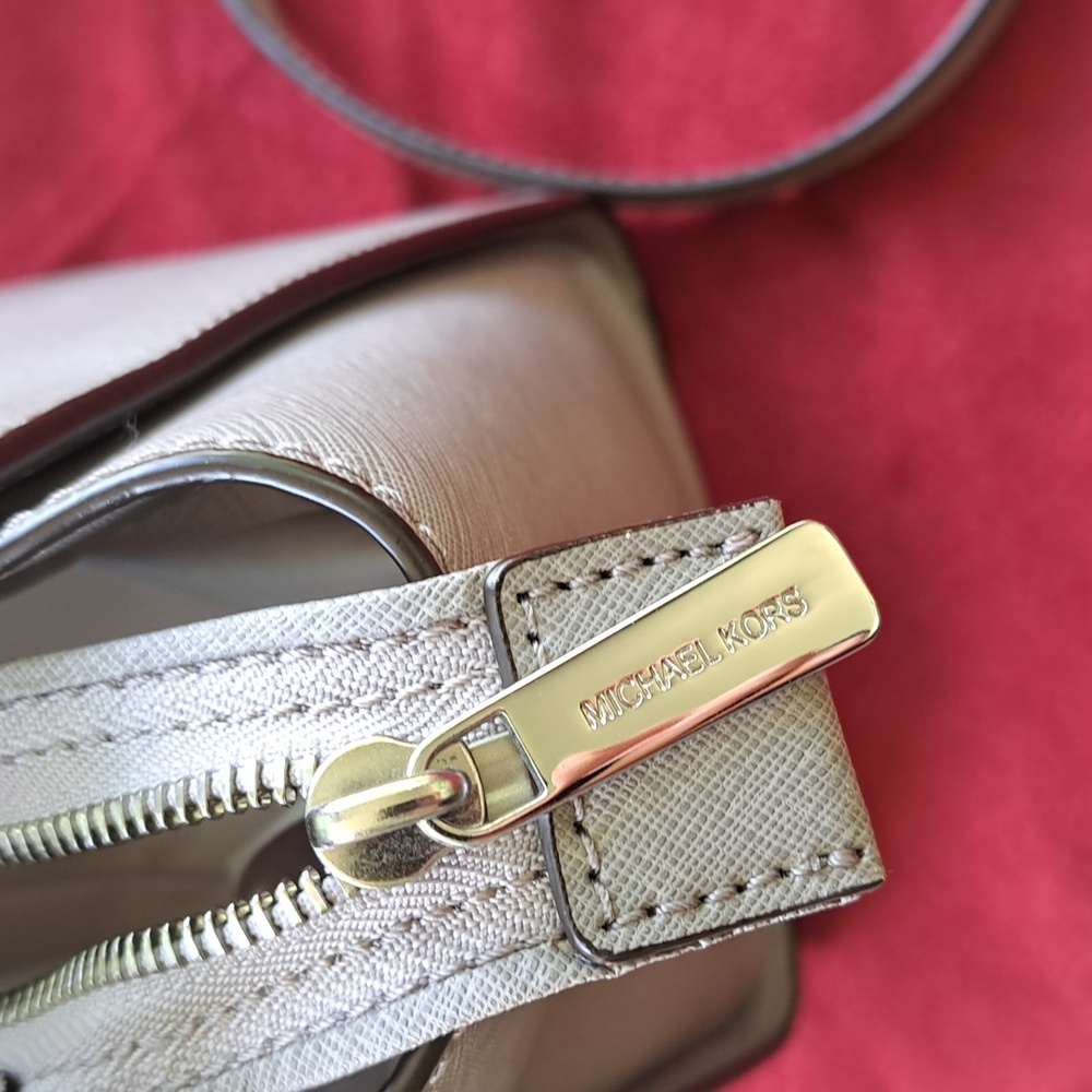 Michael Kors Medium Size Light Gray Bag/ Crossbody ❤️ EC - Picture 9 of 13